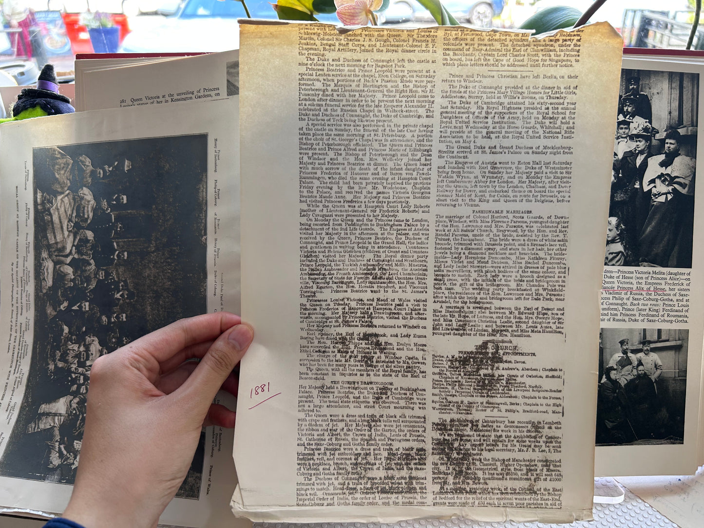 1959 1st American Edition, Victoria R.: A Biography with Four Hundred Illustrations based on her Personal Photograph Albums《維多利亞女王傳記(附400幅個人相冊插圖)》
