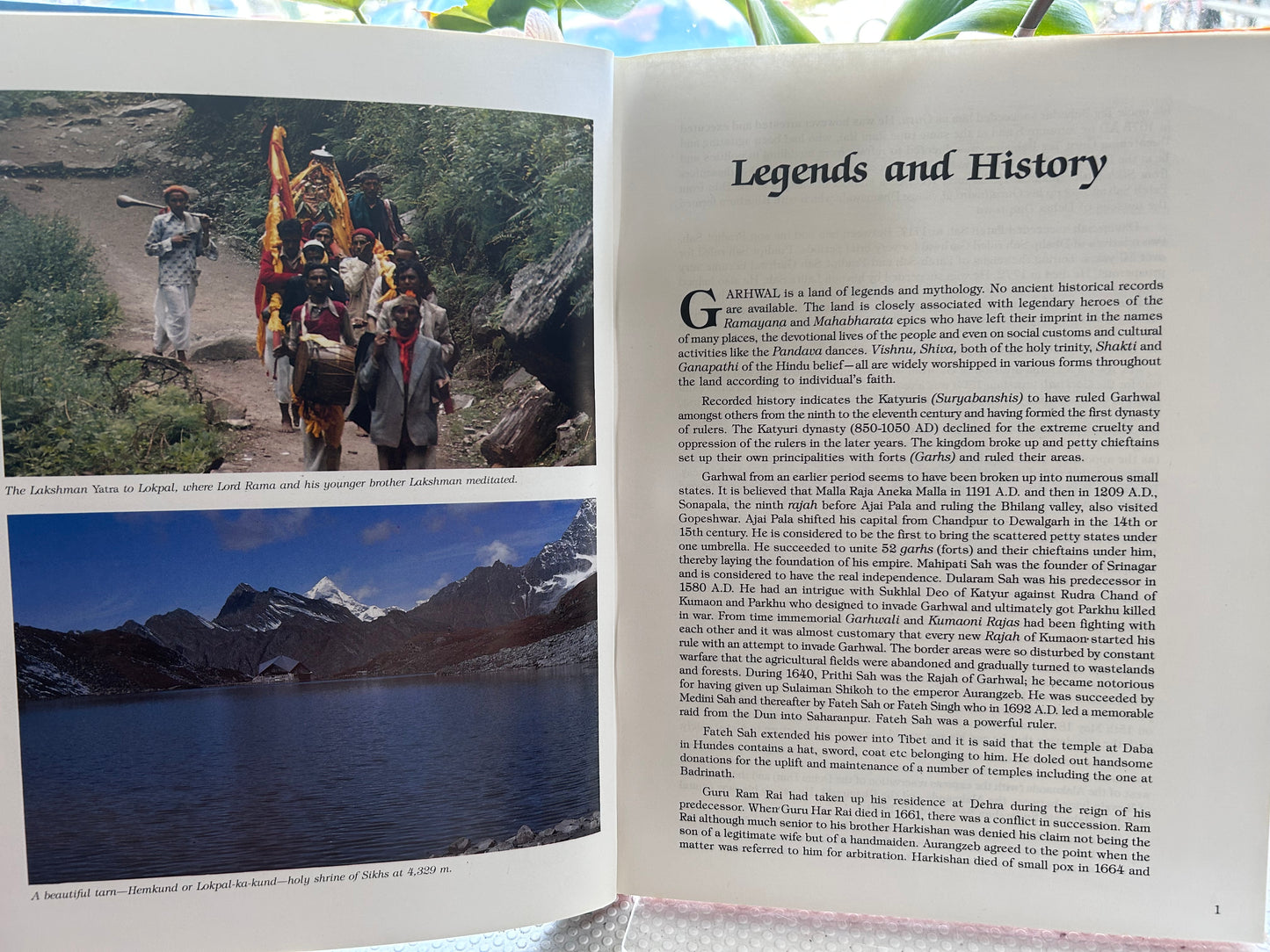 1988年首版印度山居文學大師羅斯金·邦德《美麗的加瓦爾：喜馬拉雅的天堂》Beautiful Garhwal: Heaven in Himalayas by Ruskin Bond (1988 First Edition. Hardcover w/ Original Dehradun Bookstore Bookmarks)