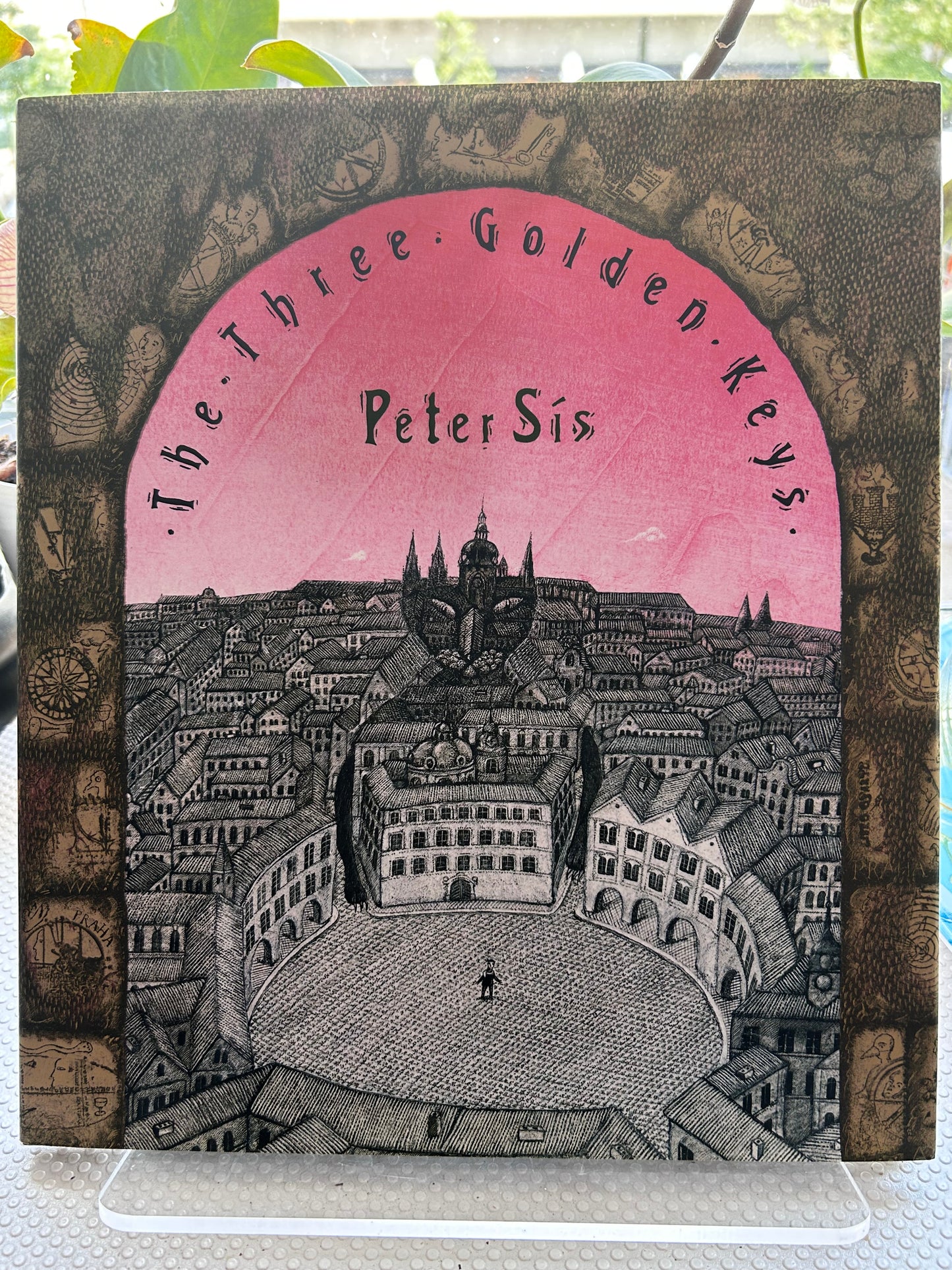 2001年首版彼得·西斯著《三把金鑰匙》The Three Golden Keys by Peter Sís (1st Farrar, Straus and Giroux edition, 2001)