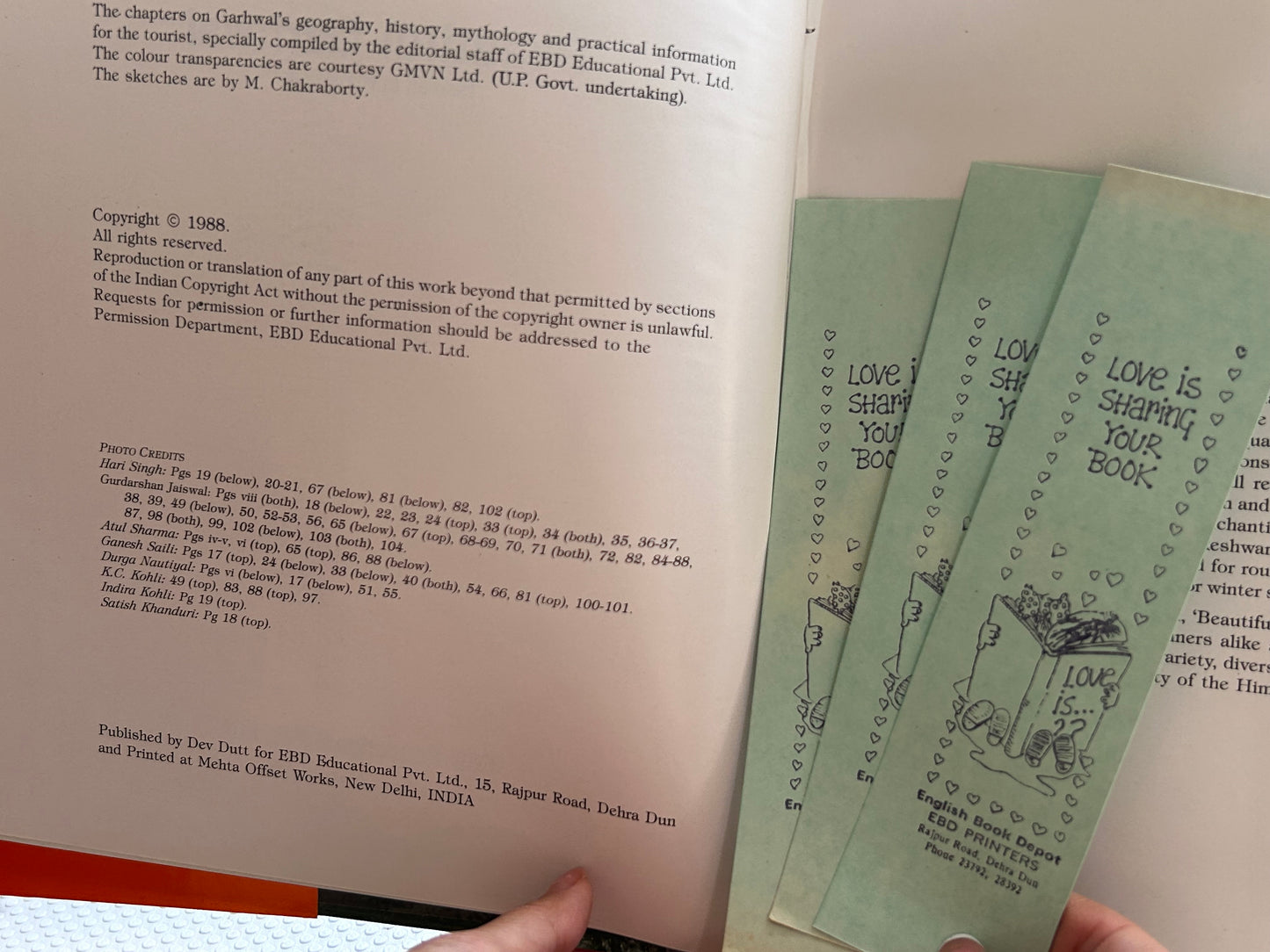 1988年首版印度山居文學大師羅斯金·邦德《美麗的加瓦爾：喜馬拉雅的天堂》Beautiful Garhwal: Heaven in Himalayas by Ruskin Bond (1988 First Edition. Hardcover w/ Original Dehradun Bookstore Bookmarks)