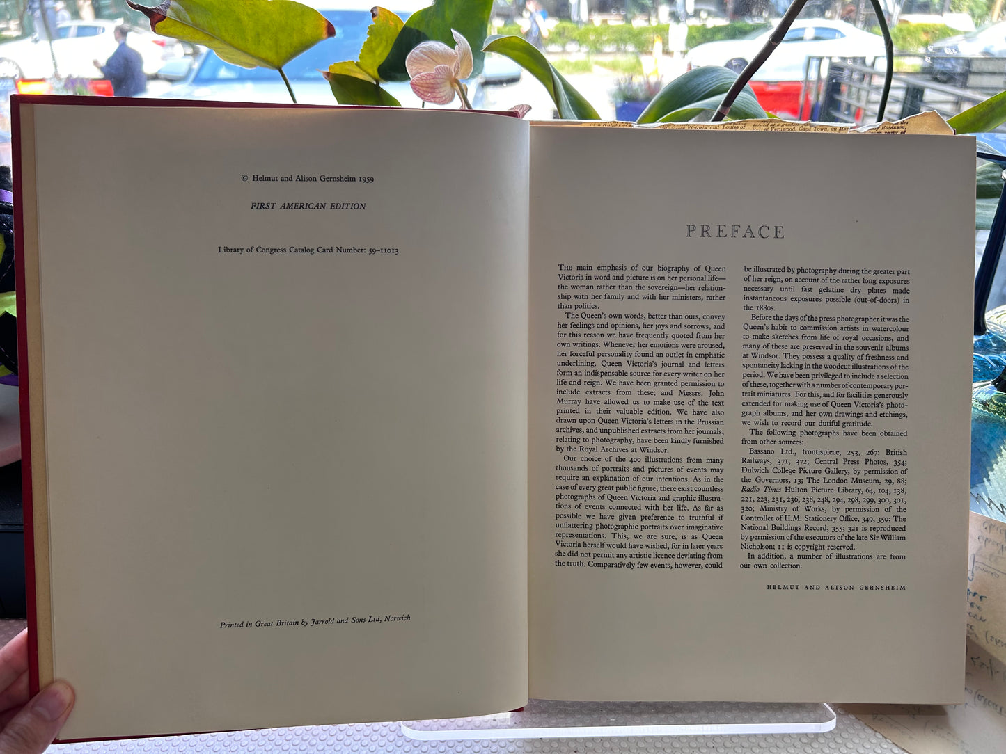 1959 1st American Edition, Victoria R.: A Biography with Four Hundred Illustrations based on her Personal Photograph Albums《維多利亞女王傳記（附400幅個人相冊插圖）》