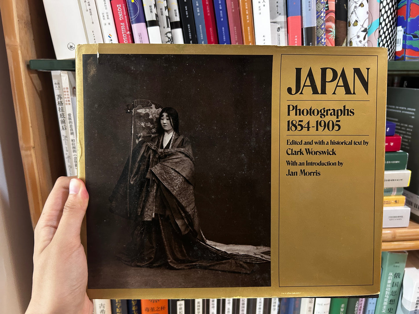 1979年首版《日本攝影集 1854-1905》克拉克·沃斯威克編著(附友人手寫雪景木版畫古董賀卡與原封) Japan: Photographs 1854-1905 (First Edition, 1979) with Handwritten Japanese Woodblock Art Card & Envelope