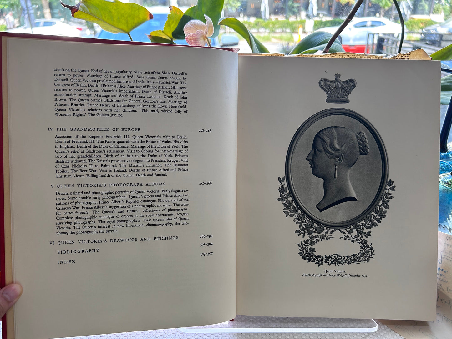 1959 1st American Edition, Victoria R.: A Biography with Four Hundred Illustrations based on her Personal Photograph Albums《維多利亞女王傳記（附400幅個人相冊插圖）》