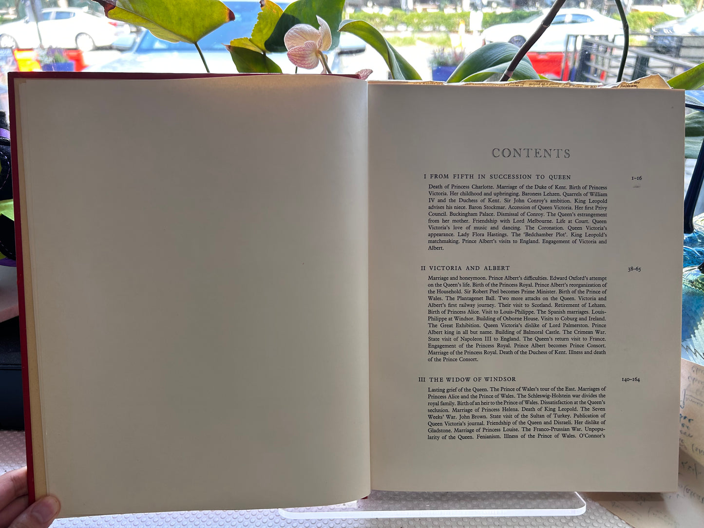 1959 1st American Edition, Victoria R.: A Biography with Four Hundred Illustrations based on her Personal Photograph Albums《維多利亞女王傳記（附400幅個人相冊插圖）》