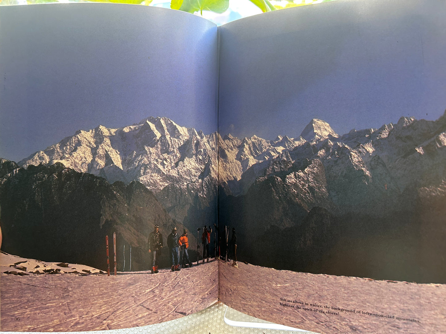 1988年首版印度山居文學大師羅斯金·邦德《美麗的加瓦爾：喜馬拉雅的天堂》Beautiful Garhwal: Heaven in Himalayas by Ruskin Bond (1988 First Edition. Hardcover w/ Original Dehradun Bookstore Bookmarks)
