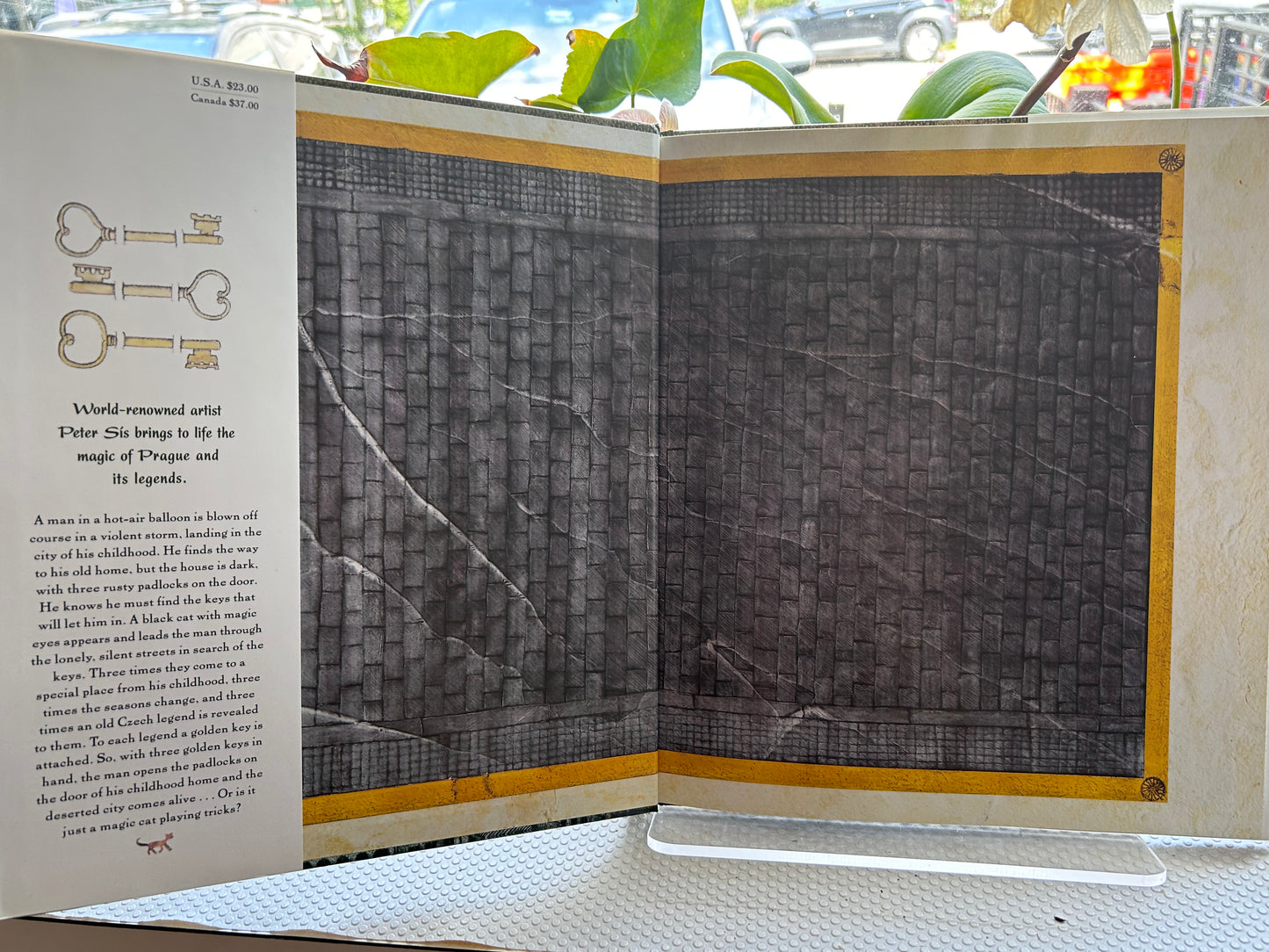2001年首版彼得·西斯著《三把金鑰匙》The Three Golden Keys by Peter Sís (1st Farrar, Straus and Giroux edition, 2001)