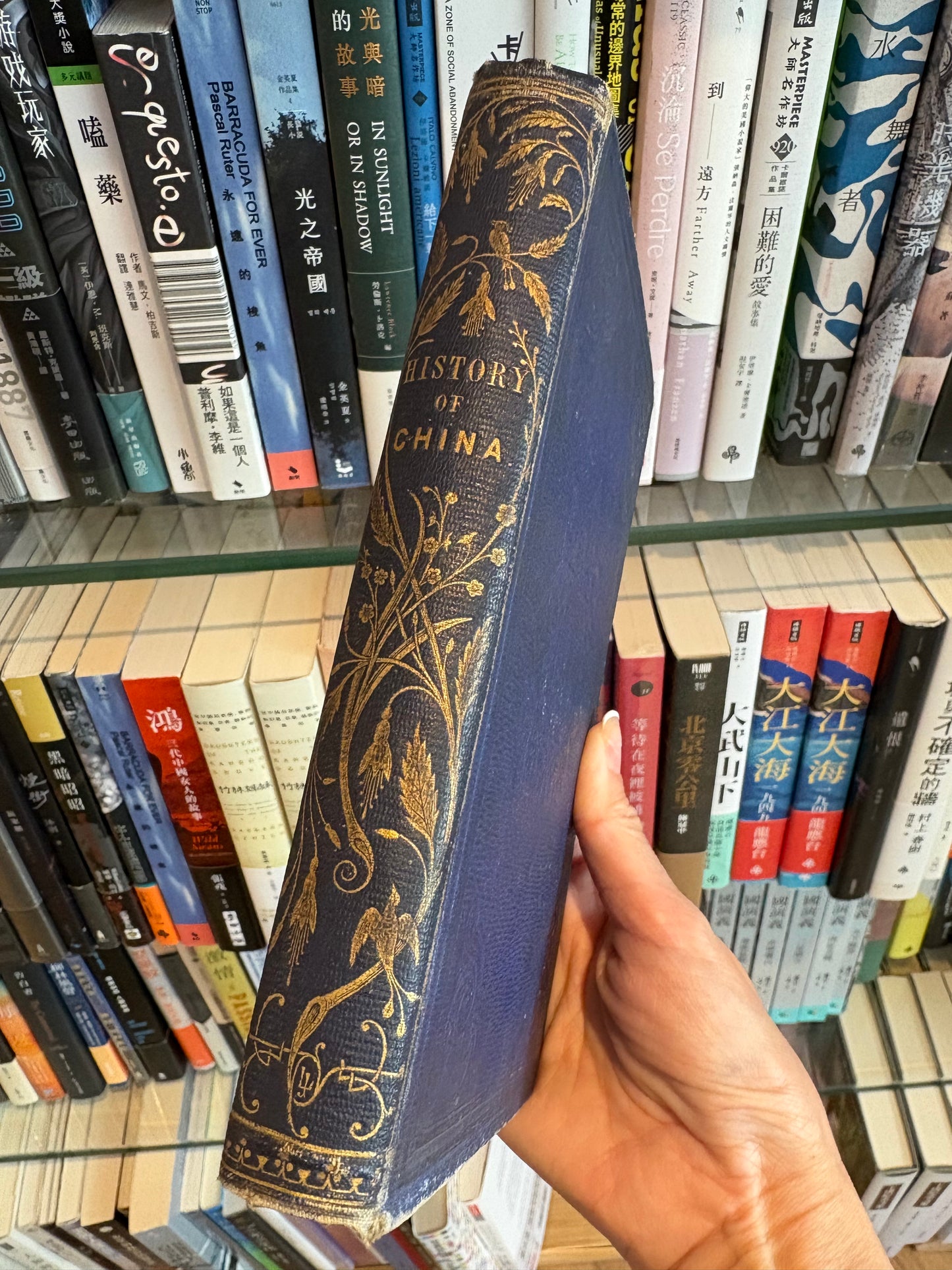 1854年倫敦初版：《中國通史：兼述該帝國當前宗教起義之興起與進程》A History of China to the Present Time: Including an Account of the Rise and Progress of the Present Religious Insurrection in that Empire by Richard Bentley, London 1854.