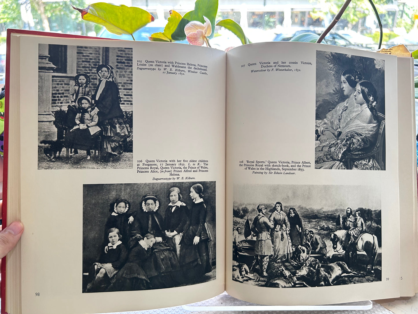 1959 1st American Edition, Victoria R.: A Biography with Four Hundred Illustrations based on her Personal Photograph Albums《維多利亞女王傳記（附400幅個人相冊插圖）》