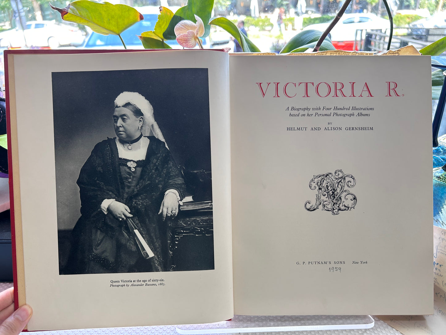 1959 1st American Edition, Victoria R.: A Biography with Four Hundred Illustrations based on her Personal Photograph Albums《維多利亞女王傳記（附400幅個人相冊插圖）》