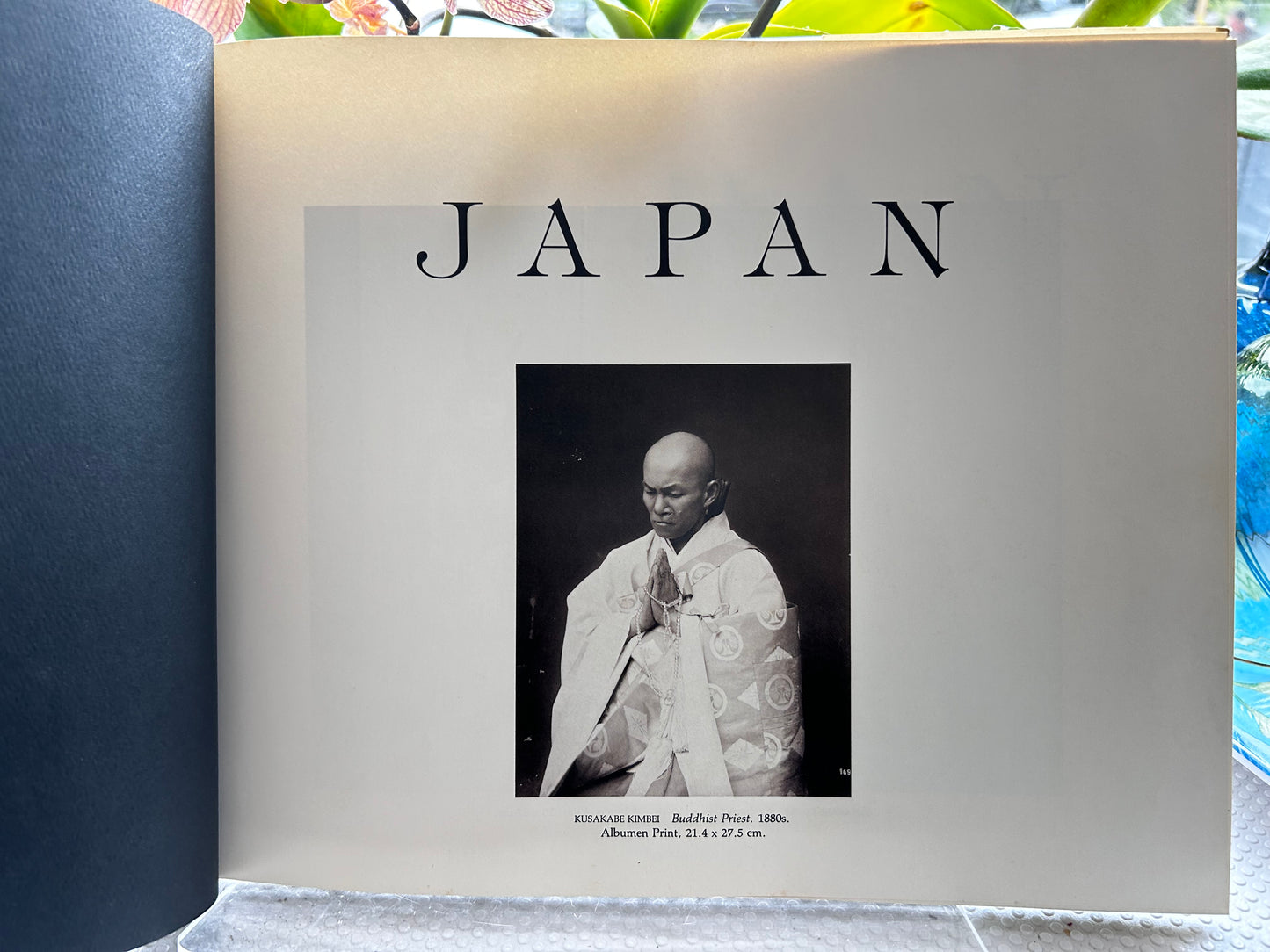 1979年首版《日本攝影集 1854-1905》克拉克·沃斯威克編著(附友人手寫雪景木版畫古董賀卡與原封) Japan: Photographs 1854-1905 (First Edition, 1979) with Handwritten Japanese Woodblock Art Card & Envelope