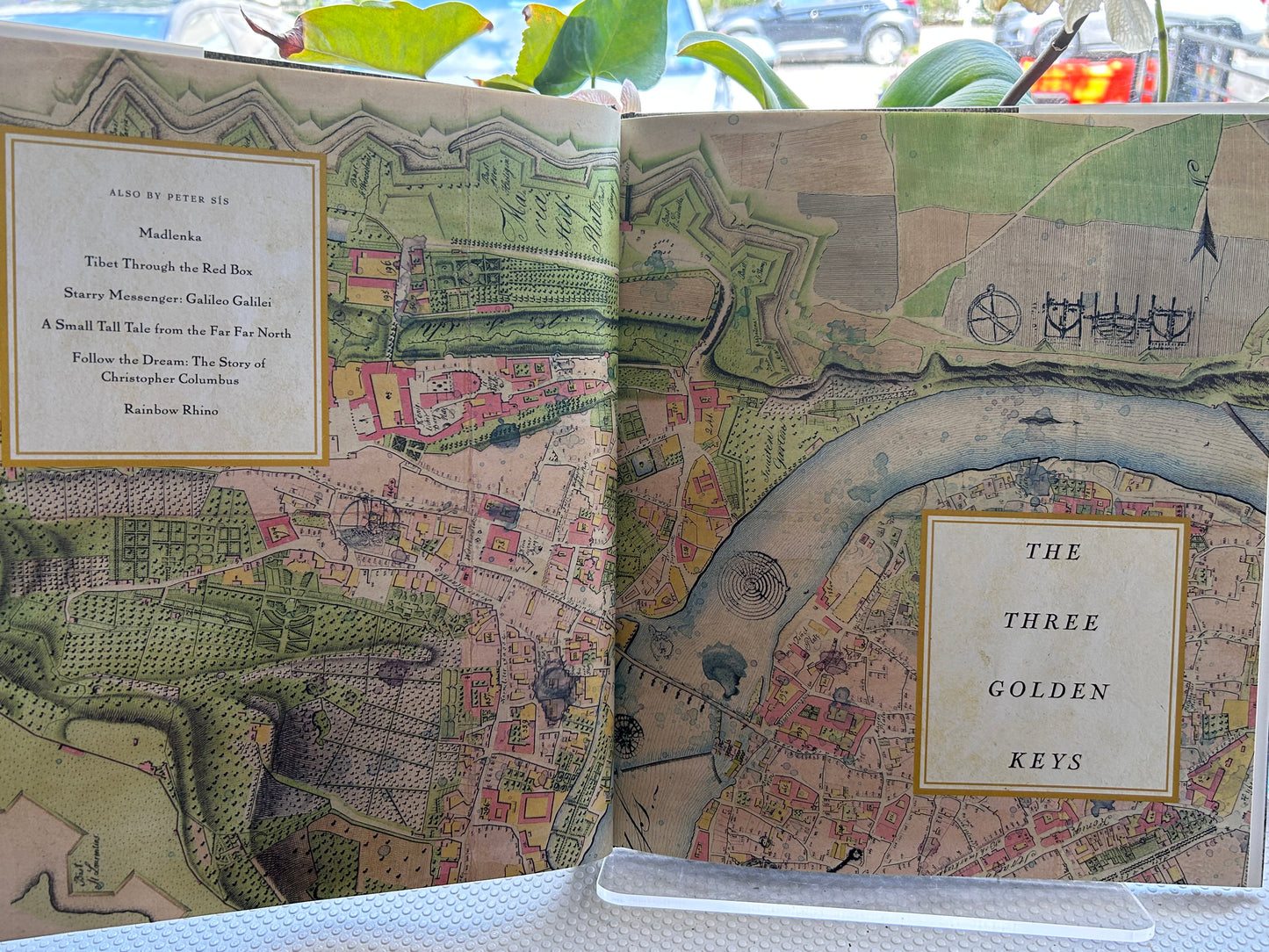 2001年首版彼得·西斯著《三把金鑰匙》The Three Golden Keys by Peter Sís (1st Farrar, Straus and Giroux edition, 2001)
