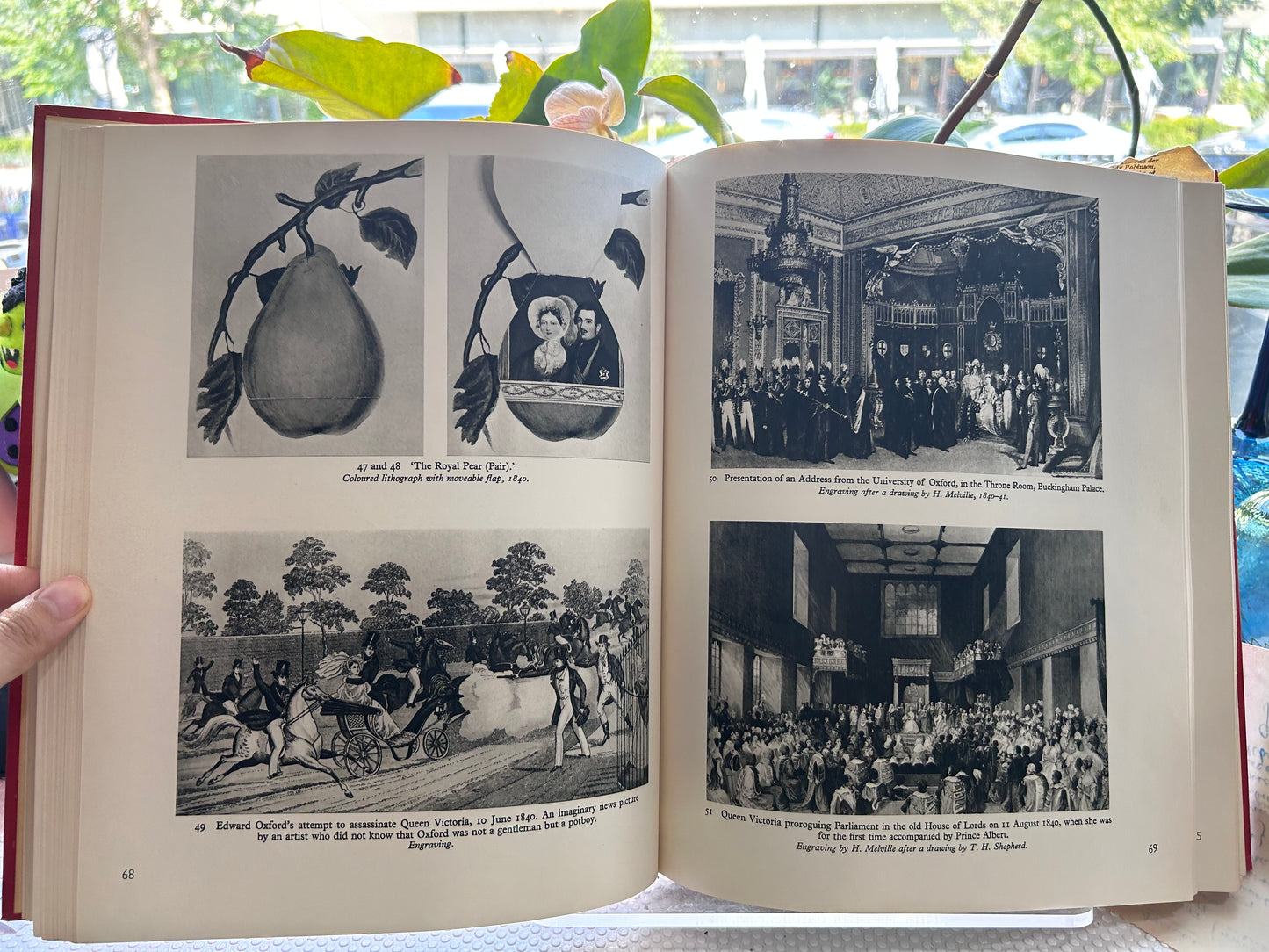 1959 1st American Edition, Victoria R.: A Biography with Four Hundred Illustrations based on her Personal Photograph Albums《維多利亞女王傳記（附400幅個人相冊插圖）》