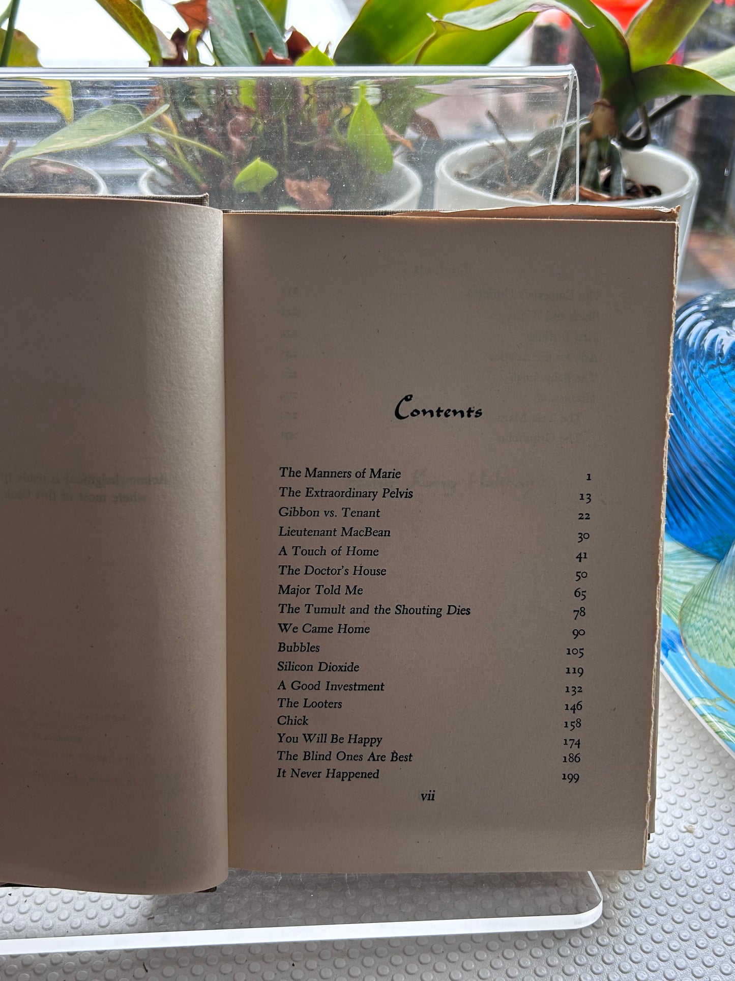 《香港假期》1946年 Emily Hahn - Hong Kong Holiday, The Country Life Press, Garden City, N.Y.