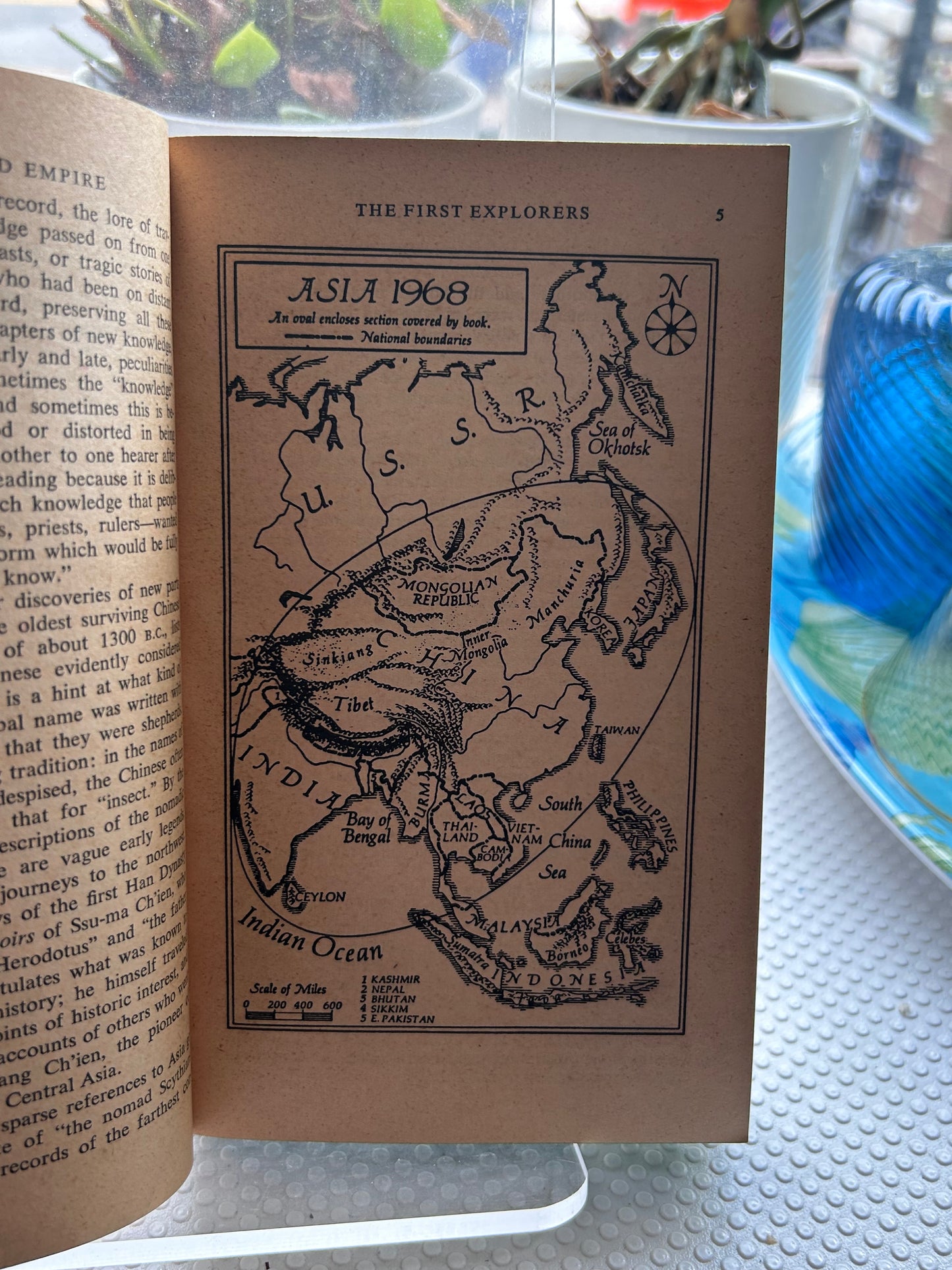 《絲綢.香料與帝國：從探索者眼中看亞洲》1971 年 Laurel 版. Silks, Spices and Empire: Asia Through the Eyes of Its Discoverers by Owen and Eleanor Lattimore (1971 Laurel Edition)