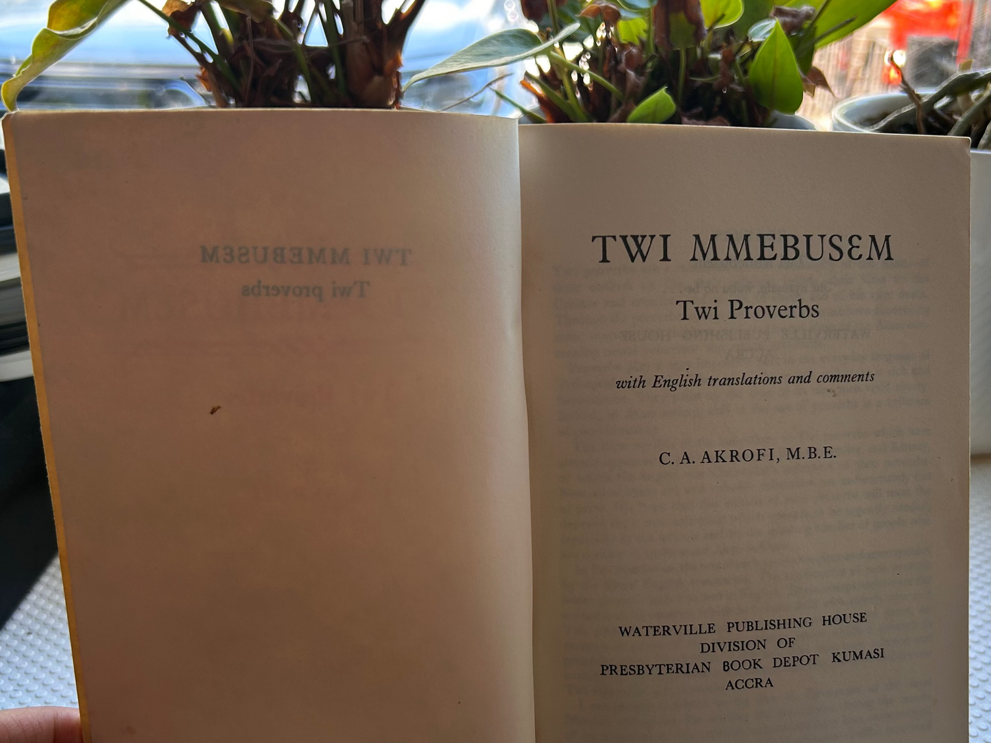 1958年首版《Twi Mmebusem：阿坎語諺語》附 UTC 原始在地銷售標籤 Twi Mmebusem: Twi Proverbs by C.A. Akrofi with Original UTC Ghana Retail Label