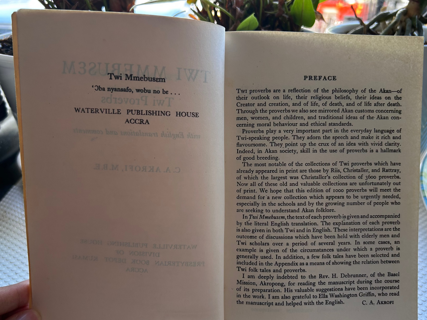 1958年首版《Twi Mmebusem：阿坎語諺語》附 UTC 原始在地銷售標籤 Twi Mmebusem: Twi Proverbs by C.A. Akrofi with Original UTC Ghana Retail Label