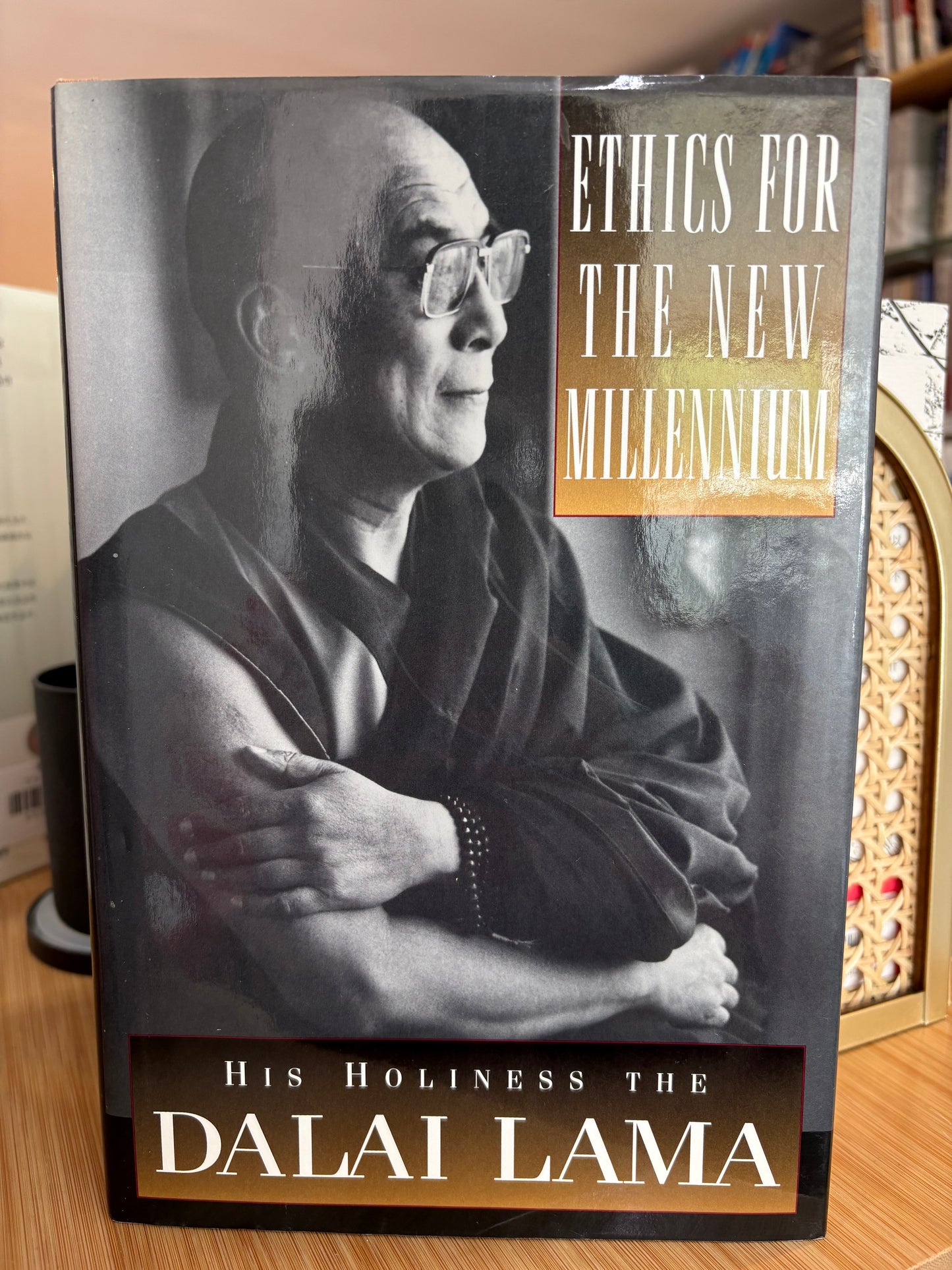 达赖喇嘛亲笔签名本《新千年的道德观》—Stephen Schlaikjer外交官遗产藏书authentic signature of His Holiness the Dalai Lama
