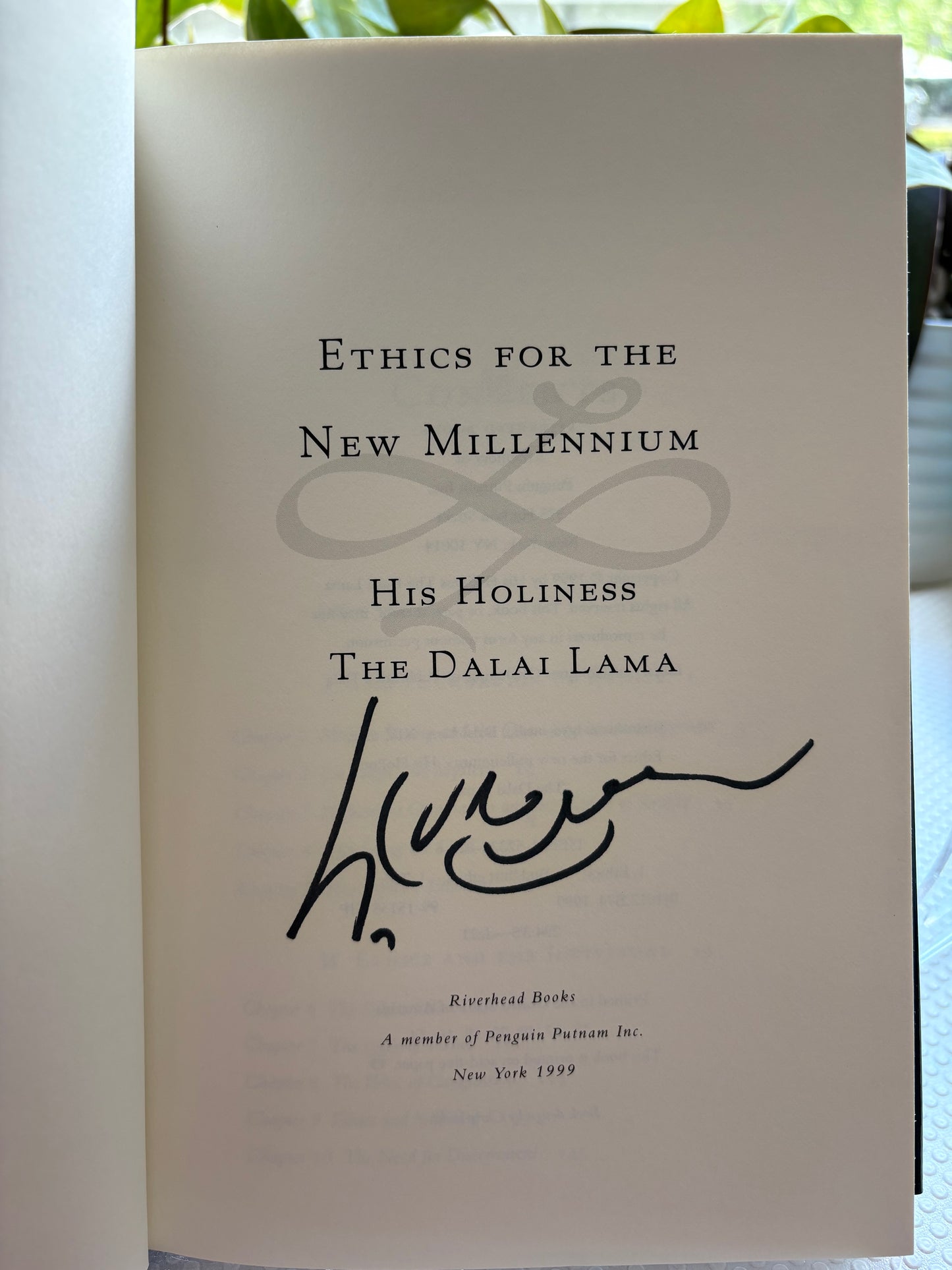 达赖喇嘛亲笔签名本《新千年的道德观》—Stephen Schlaikjer外交官遗产藏书authentic signature of His Holiness the Dalai Lama