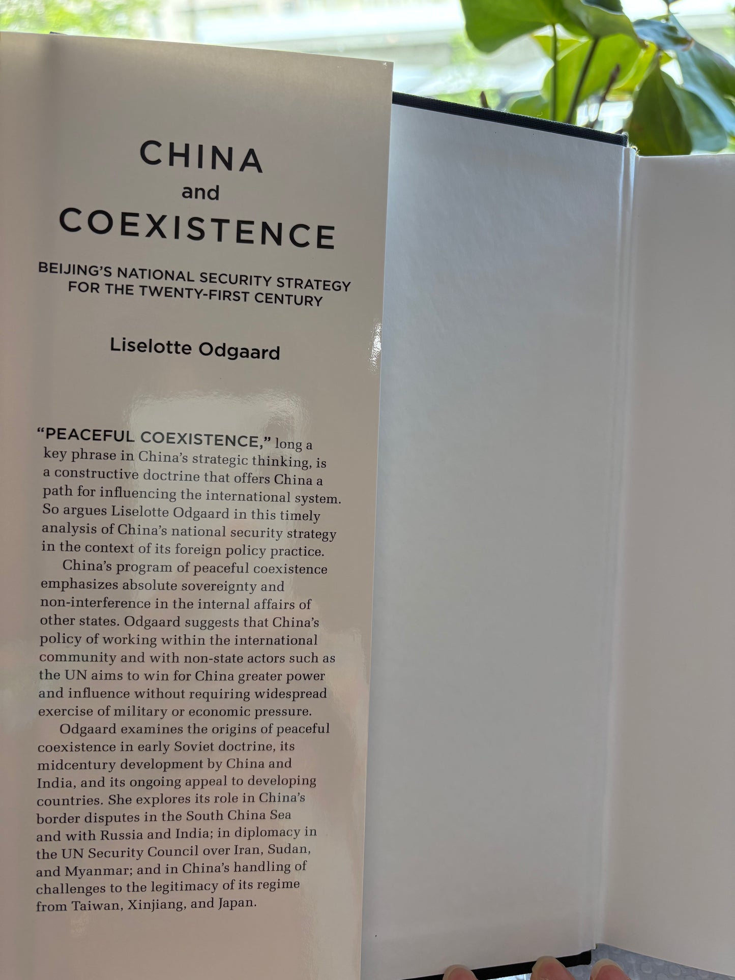 奥德加德题赠本《中国与和平共处-北京21世纪国防战略》附 2012 年华盛顿 Reiter's 书店同日购书存根China and Coexistence Inscribed by Liselotte Odgaard to Stephen Schlaikjer