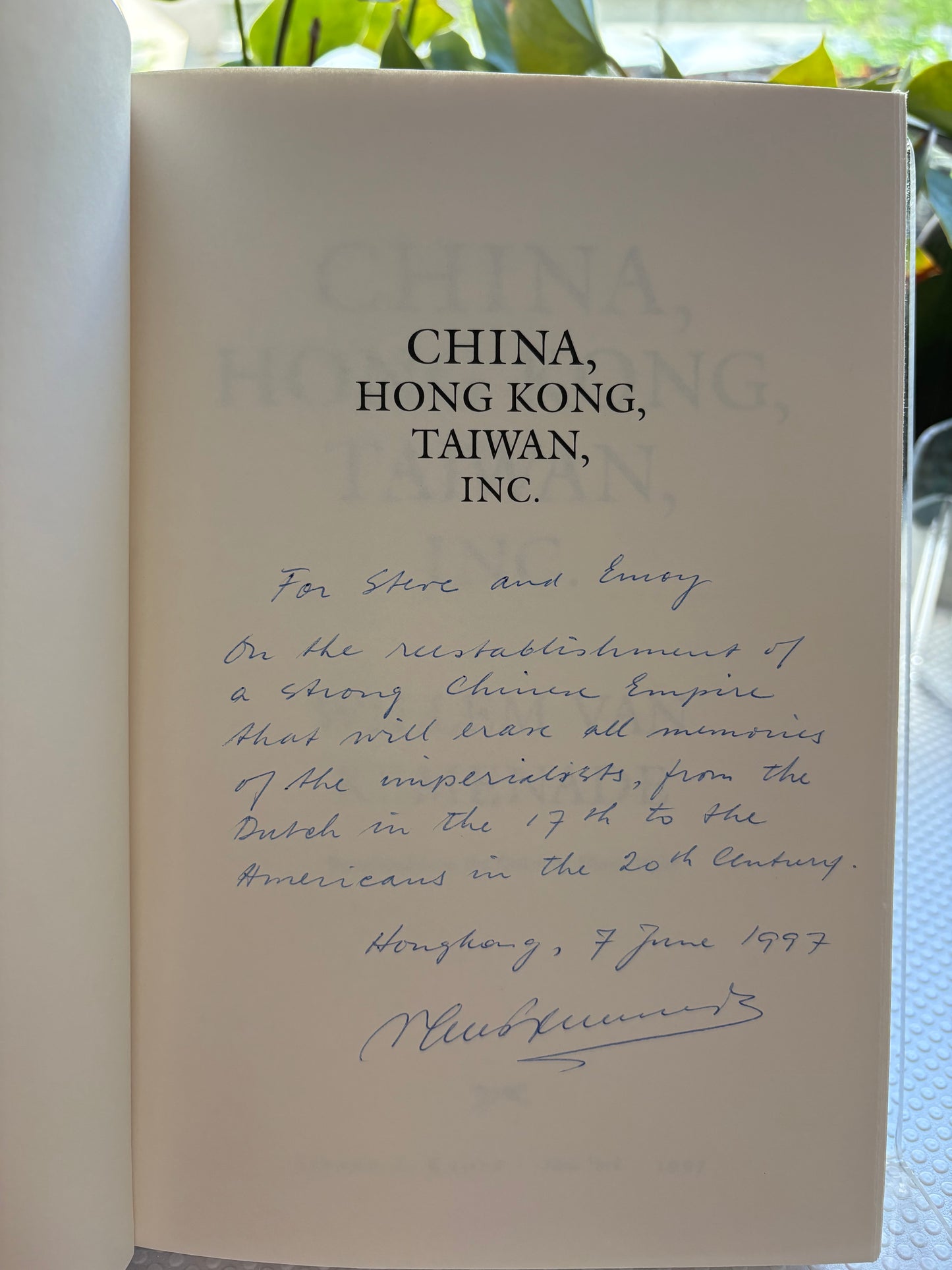 大国崛起的冷峻预言：维勒姆题赠本《中港台联合公司-新帝国的动态》- 1997年签于香港，致史大伟夫妇China, Hong Kong, Taiwan, Inc. Inscribed by Willem van Kemenade to Stephen & Imoy Schlaikjer (HK, June 7, 1997)
