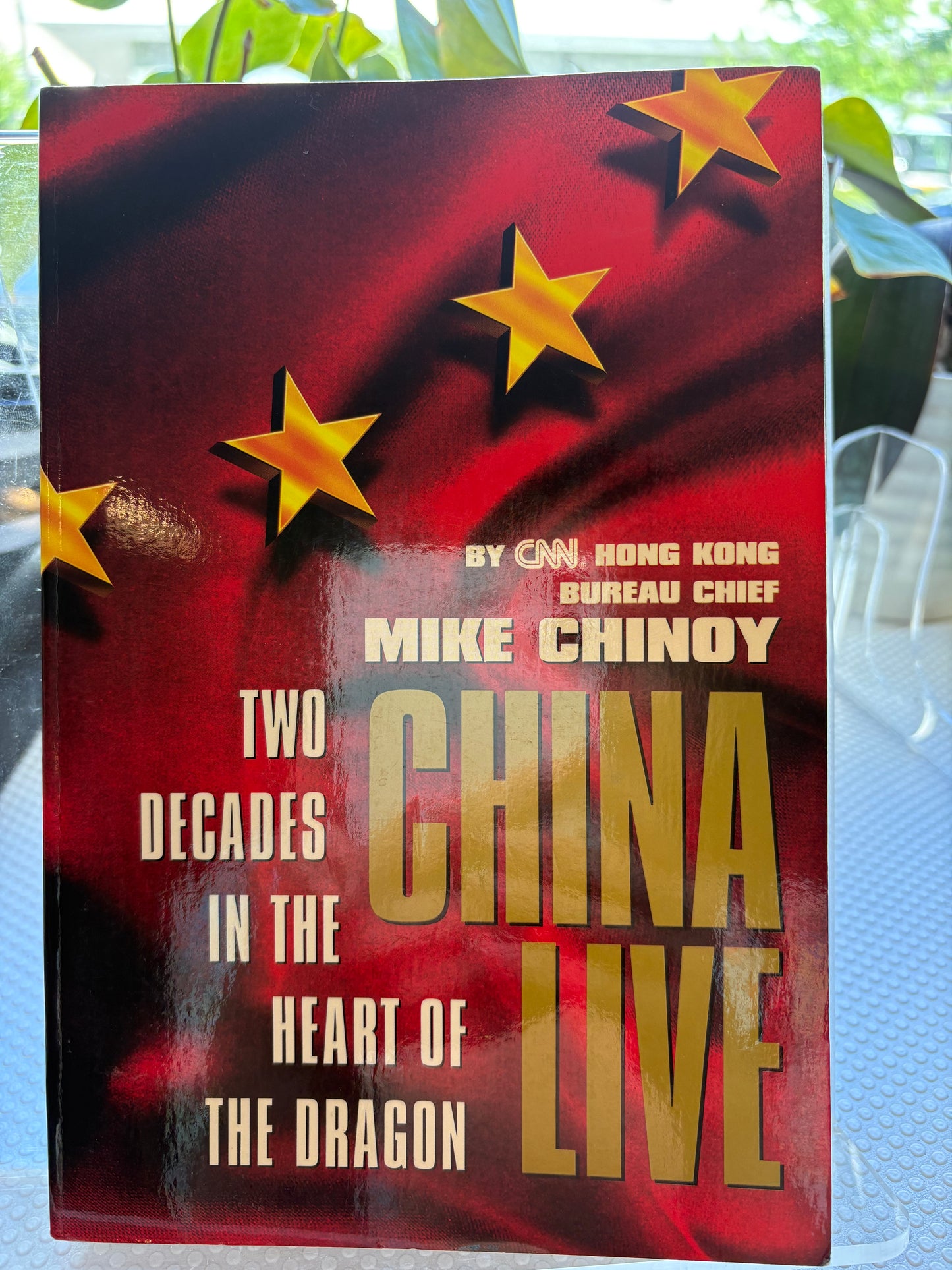 齐迈克题赠本《中国现场》—— 致“老中国通”史大伟夫妇 China Live Inscribed by Mike Chinoy to Stephen & Imoi Schlaikjer — A Legacy of 1989 Beijing and 1997 Hong Kong