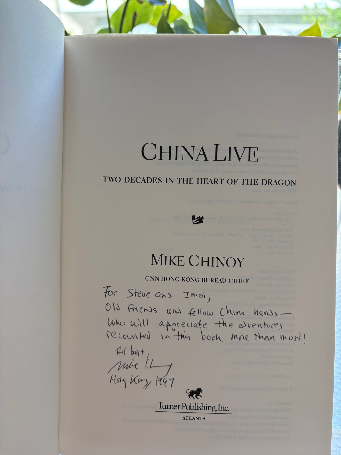 齐迈克题赠本《中国现场》—— 致“老中国通”史大伟夫妇 China Live Inscribed by Mike Chinoy to Stephen & Imoi Schlaikjer — A Legacy of 1989 Beijing and 1997 Hong Kong