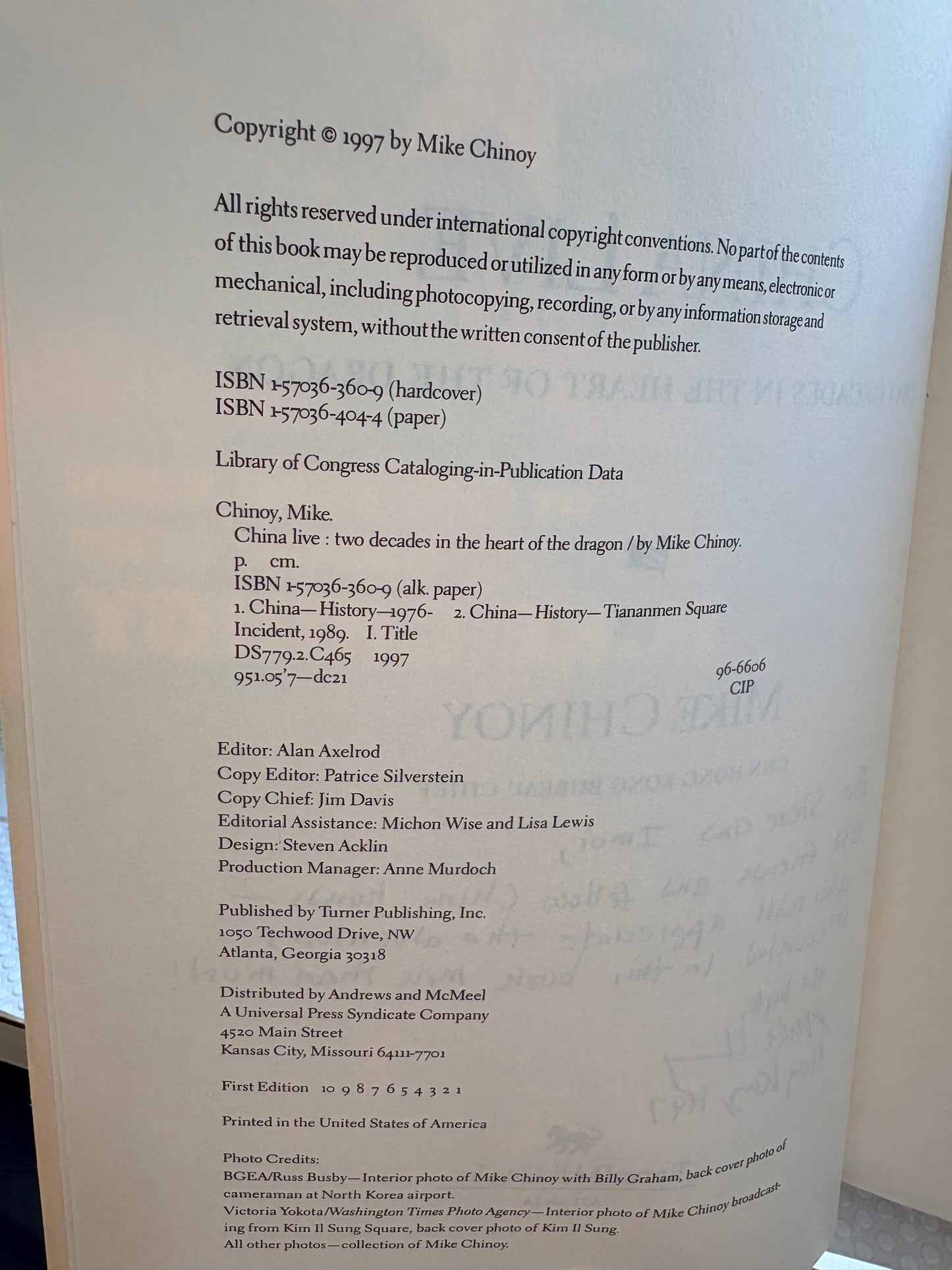 齐迈克题赠本《中国现场》—— 致“老中国通”史大伟夫妇 China Live Inscribed by Mike Chinoy to Stephen & Imoi Schlaikjer — A Legacy of 1989 Beijing and 1997 Hong Kong