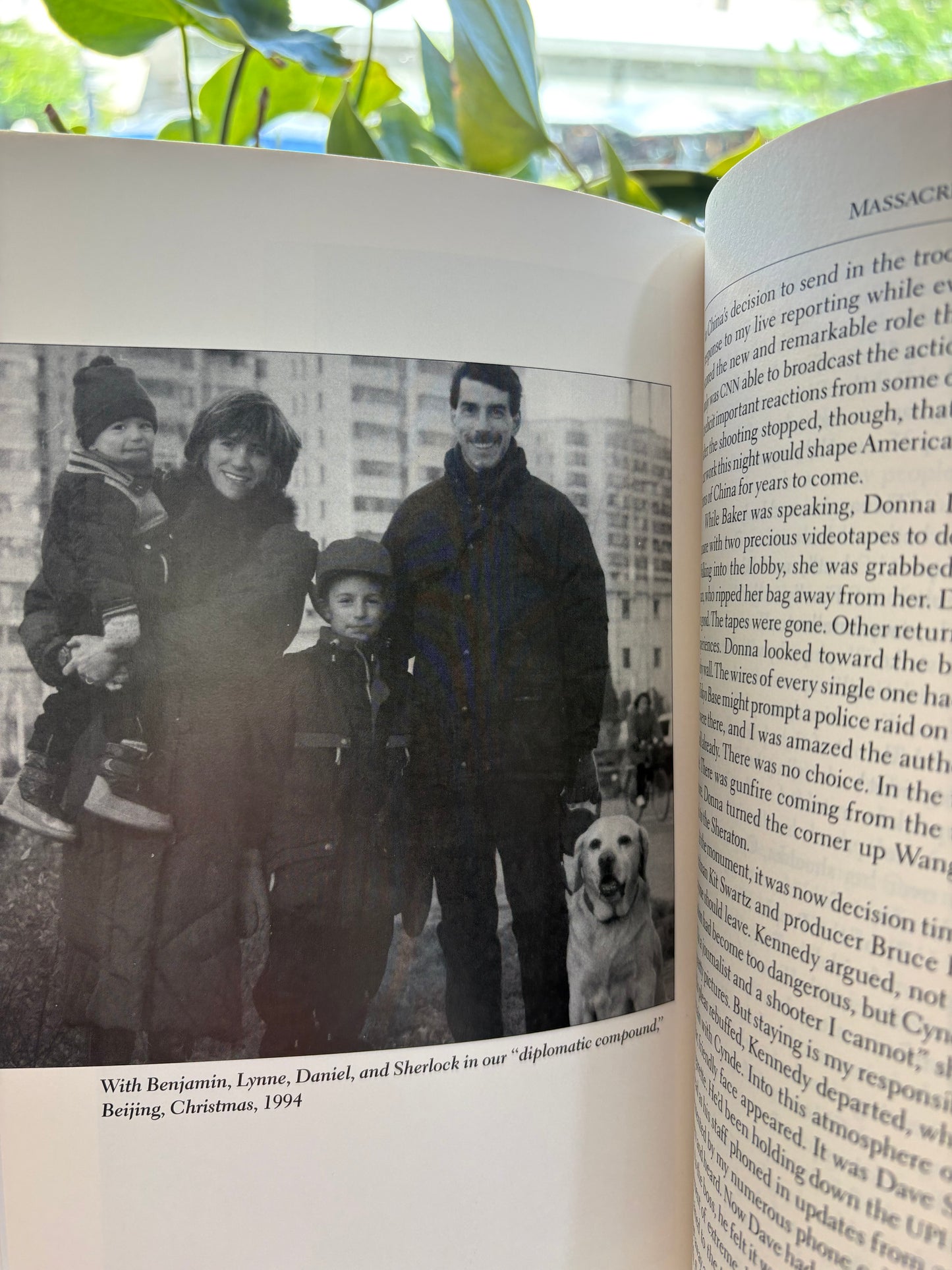 齐迈克题赠本《中国现场》—— 致“老中国通”史大伟夫妇 China Live Inscribed by Mike Chinoy to Stephen & Imoi Schlaikjer — A Legacy of 1989 Beijing and 1997 Hong Kong