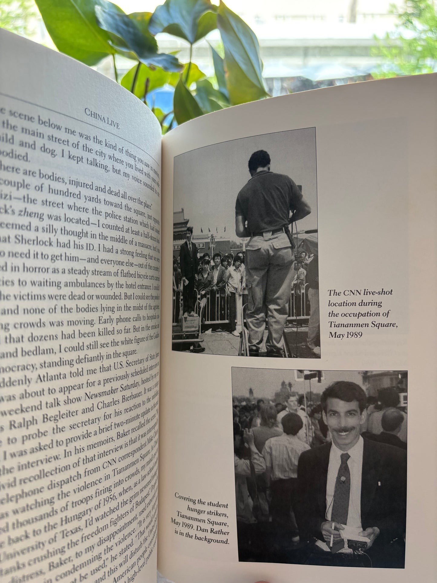 齐迈克题赠本《中国现场》—— 致“老中国通”史大伟夫妇 China Live Inscribed by Mike Chinoy to Stephen & Imoi Schlaikjer — A Legacy of 1989 Beijing and 1997 Hong Kong