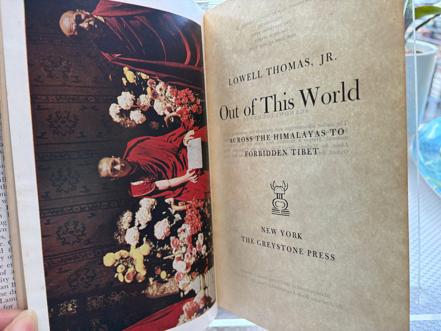 《世外桃源：越过喜马拉雅进入禁地西藏》 (Out of This World) 作者： 小劳威尔·托马斯 (Lowell Thomas, Jr.)  1950年美国首版，硬皮精装附原装防尘套