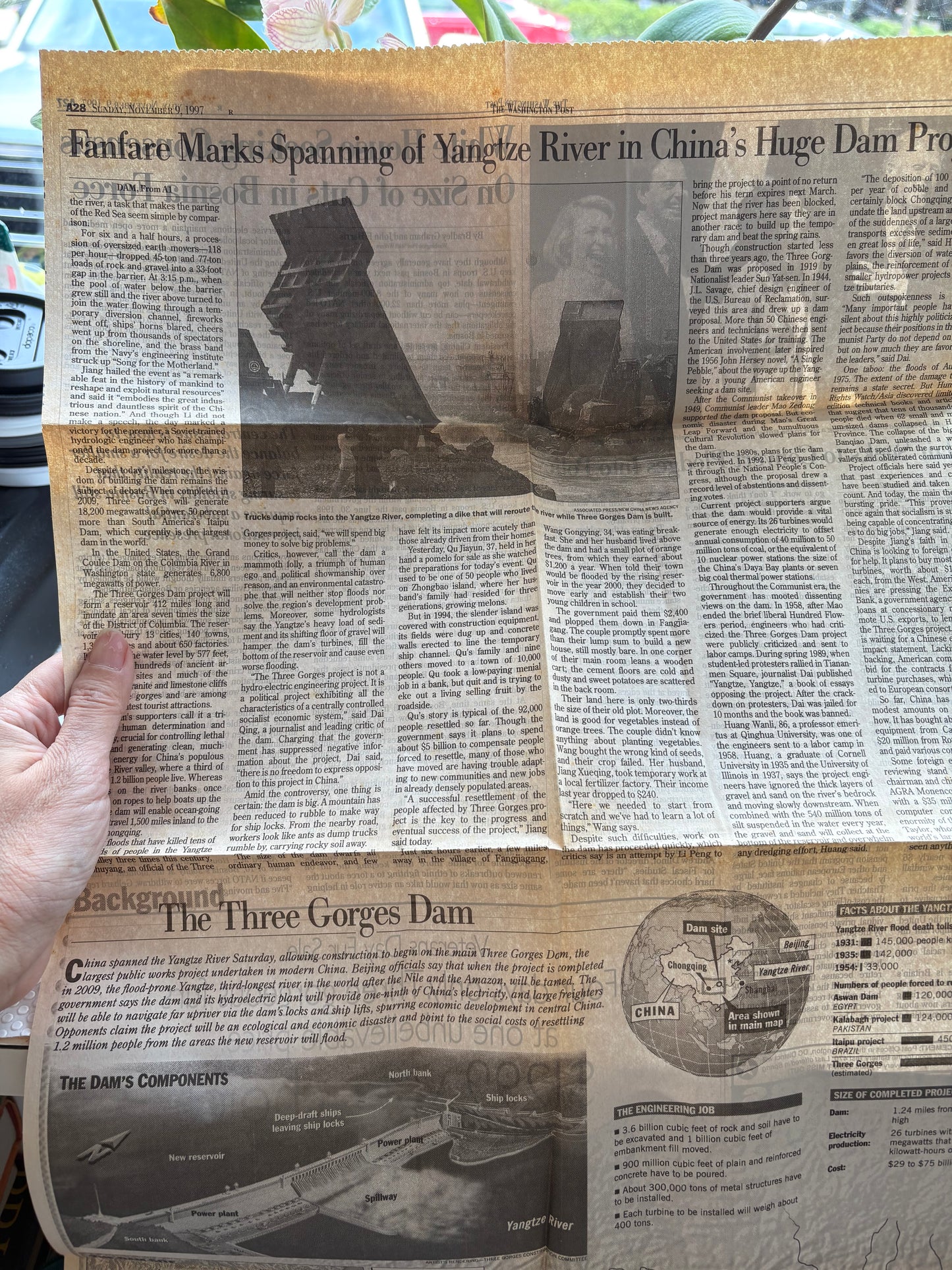 1982 "Journey Into China" 1st Ed + Original 1997 Three Gorges Dam Newspaper: The Lost Yangtze River Time Capsule 1982年《中國之行》美版精裝初版＋1997年《華盛頓郵報》三峽大壩截流原版報紙
